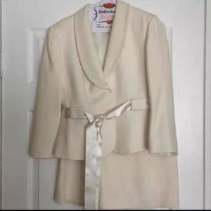 Tahari Women’s Cream Suit ~ Sz 2P
